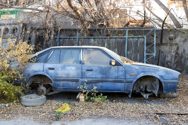 Almaty, Kazakistan - Kasım 07 2020: mavi terk edilmiş yarı parçalanmış araba