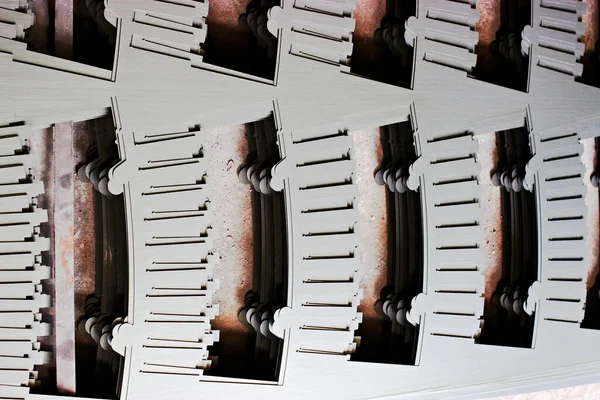 切断された数字のレーザー切断機と金属板のパック — ストック写真