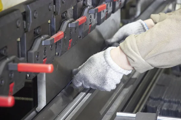 Trabajador Produce Detalles Acero Una Flexión Metal — Foto de Stock