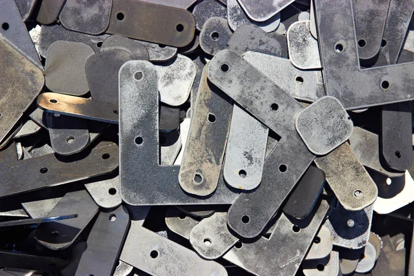 Metal işlemeli lazer kesme makinesinin metal parçaları.
