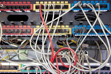 bağlı birimler ve kablolarla sunucu kabini