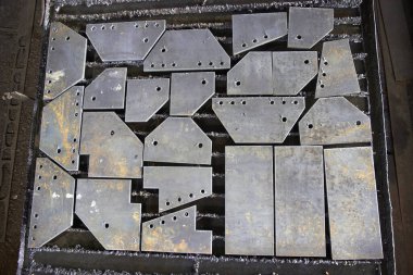 bir plazma kesici üzerinde demir kesiği