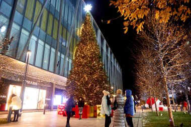 Almaty, Kazakistan - 28 Kasım 2020: gece alışveriş merkezinde süslenmiş Noel ağacı
