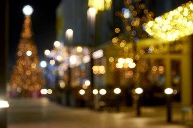 Noel ağacı ve kahvenin bulanık ışıkları