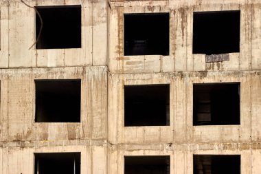 Arka plan için inşaat halindeki çok katlı tek katlı beton ev