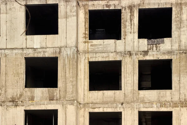 Casa de concreto monolítico multi-história em construção para fundo — Fotografia de Stock