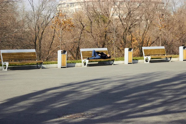 Almaty, Kazakhstan - 31 octobre 2020 : un homme dort sur un banc de parc — Photo