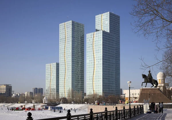 Nur-Sultan, Kazajstán - 03 de enero de 2021: Modernos edificios de apartamentos en el terraplén del río congelado en el día soleado de invierno — Foto de Stock