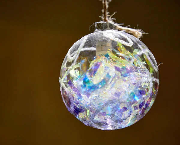 화려 한 장식으로 장식 된 투명 한 크리스마스 트리 — 스톡 사진