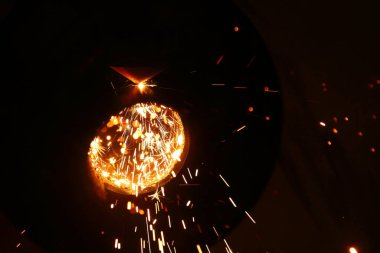 Cnc makinesindeki metal borunun lazer kesimi sırasında kıvılcımlar