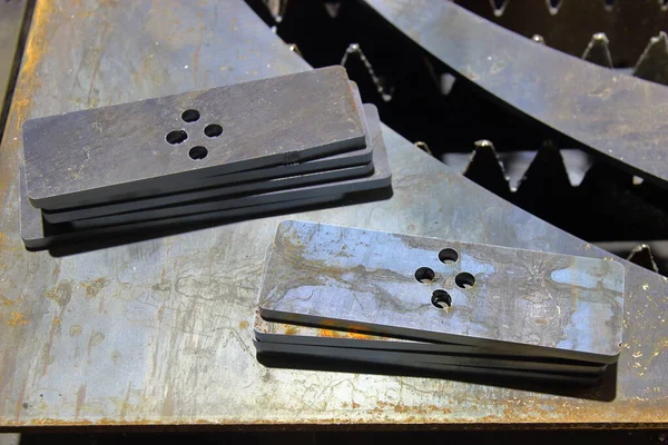 Ferrometalen producten gesneden op CNC lasersnijmachine — Stockfoto
