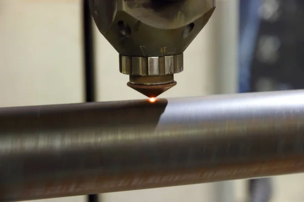 Foco selecionado de corte a laser de tubo de metal na máquina de corte a laser cnc — Fotografia de Stock