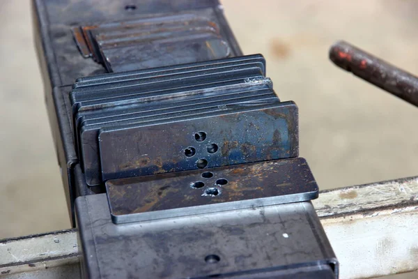 Produtos metálicos ferrosos cortados na máquina de corte a laser CNC — Fotografia de Stock