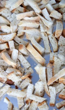 Kraker yapmak için dilimlenmiş ekmek parçaları