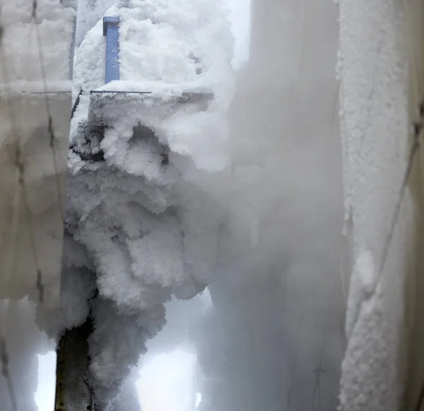Hielo congelado en el aire acondicionado y la pared de la casa debido a los humos — Foto de Stock
