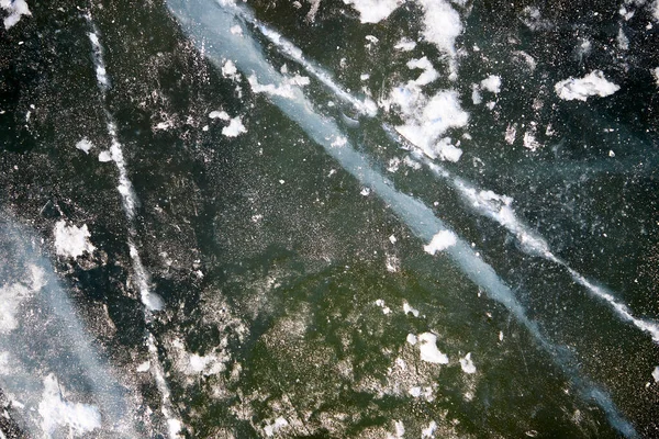 Textura de grietas en el hielo transparente de un lago congelado — Foto de Stock