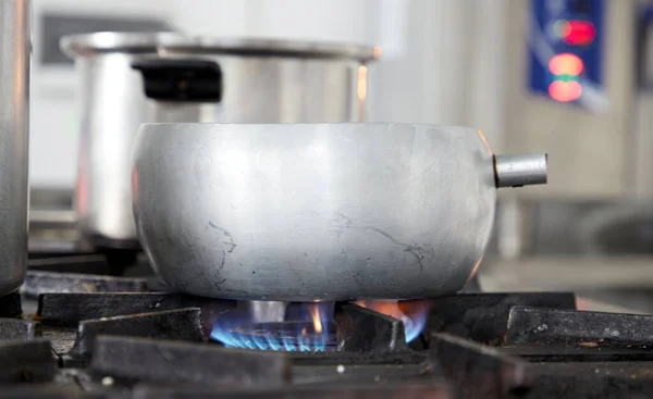 Aluminiowy garnek na piecu gazowym z niebieskim płomieniem — Zdjęcie stockowe
