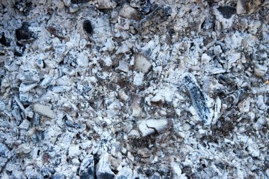 Yanan odundan çıkan beyaz kül dokusu