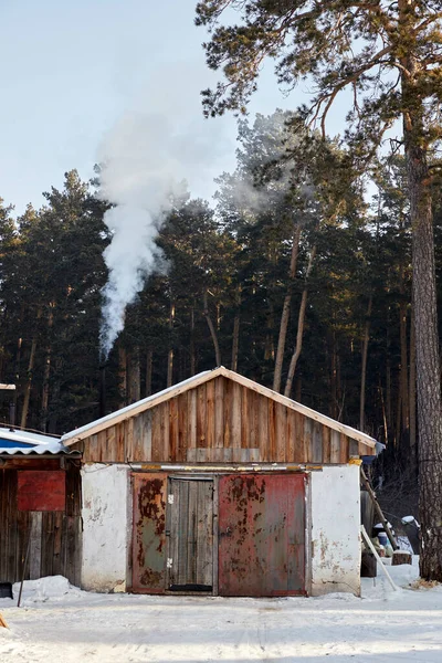 Fumée provenant de la cheminée d'une maison de village — Photo