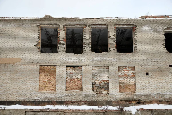 Bâtiment abandonné en brique de silicate avec fenêtres remplies de briques — Photo