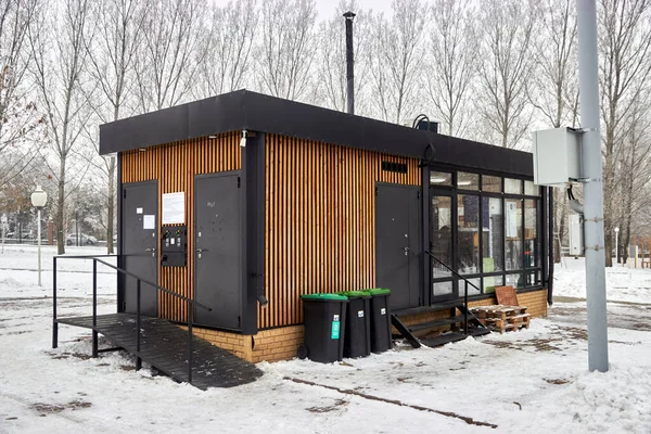 Café transportável instalado em um parque público — Fotografia de Stock