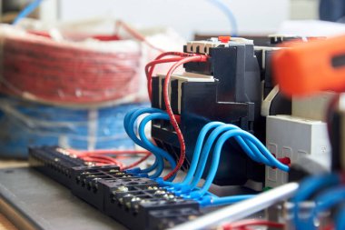 Temas paneline kurulmuş elektrik kontağının seçici odağı 