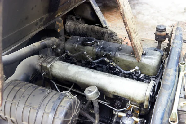 Eski bir forklift dizel motoru ve kapağında dökülmüş yağ izleri var.