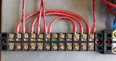 Kontrol paneline kurulmuş kişi çubuğuna bağlı kırmızı kabloların seçici odak noktası