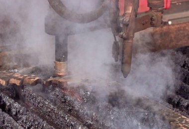 plazma kesme makinesi kesilmiş metal parçalarının üzerine nozül yerleştirir