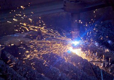 Metal ayrıntı kesilirken plazma kesme makinesi başlıkları kıvılcımları