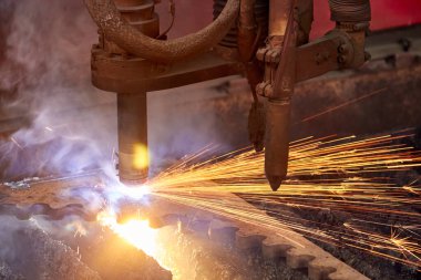 Metal ayrıntı kesilirken plazma kesme makinesi başlıkları kıvılcımları