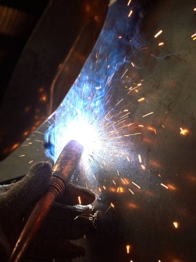 İşçi kaynak ekipmanı parçaları atölyede