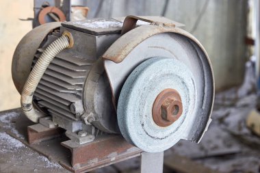 Atölyede bilek taşı olan elektrikli motor.