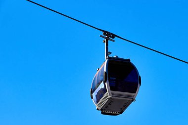 Mavi kayağa karşı bir kayak merkezinde kablo kulübesi.