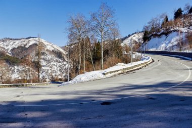 Dik bir inişte asfalt bir dağ yolunda eğilin. 