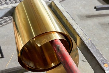 Atölyeyi kesmeden önce bronz çarşafı sarın.