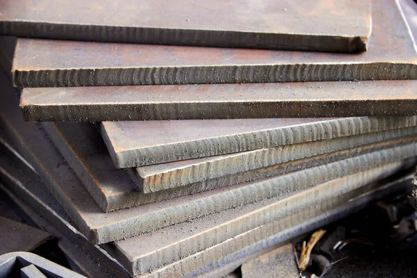 Bir plazma kesme makinesinde kesilmiş kalın metal levhalar yığını