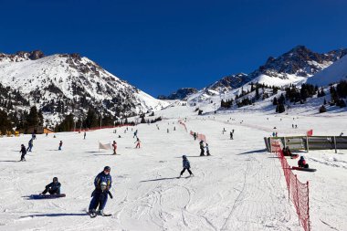 Almaty, Kazakistan - 28 Şubat 2021: Kayak merkezinin kar yamacı