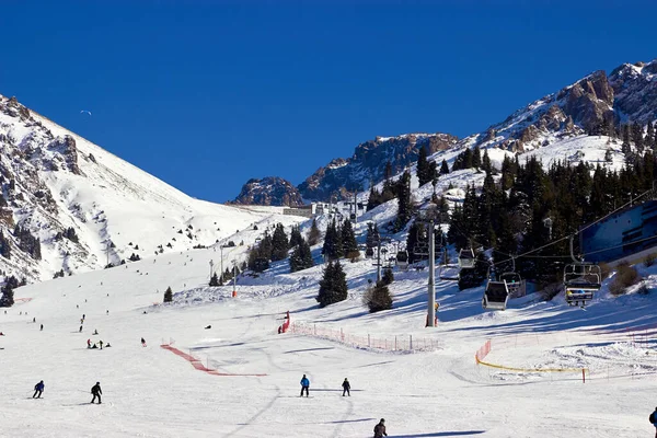 Almaty, Kazakistan - 28 Şubat 2021: Kayak merkezinin kar yamacı