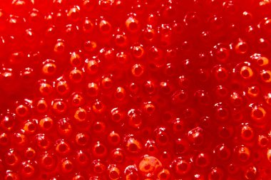 Kavanozdaki kırmızı havyarın yakın plan görüntüsü.