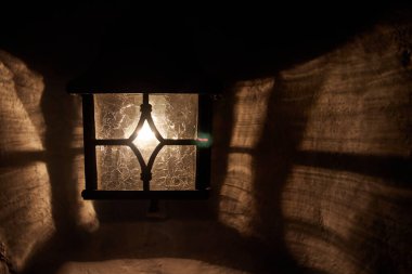 Kafenin duvarında tek bir lamba var.