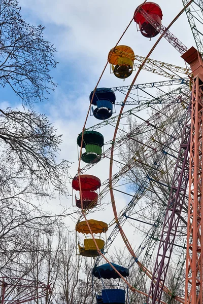 Rueda de hurón desierta en parque de atracciones de primavera — Foto de Stock