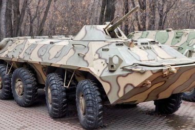 Kamuflaj boyalı eski Sovyet zırhlı personel taşıyıcısı.