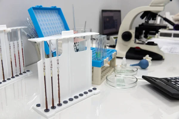 Kan örnekleriyle kılcal pipetler ve analiz için diğer aletler ve ekipmanlar 