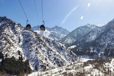 Güneşli bir günde karlı dağların manzarası