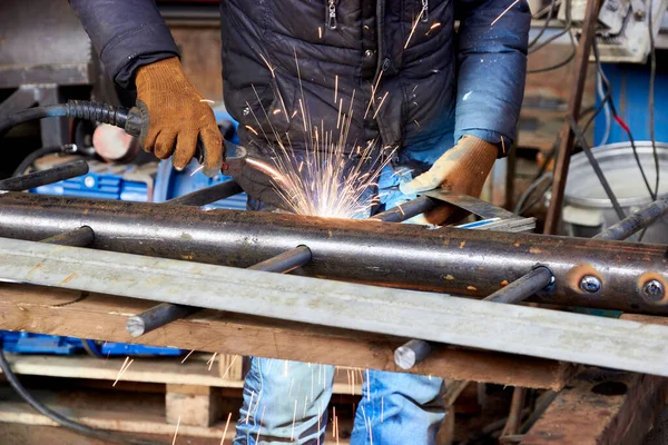 İşçi kaynak ekipmanı parçaları atölyede