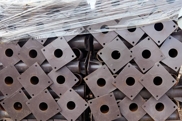 プラスチックフィルムに詰め込まれた電柱のための金属製ブランク — ストック写真