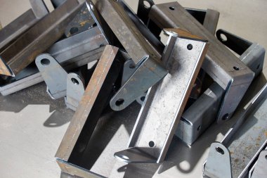 büküldükten sonra atölyede metal ürünleri yığını