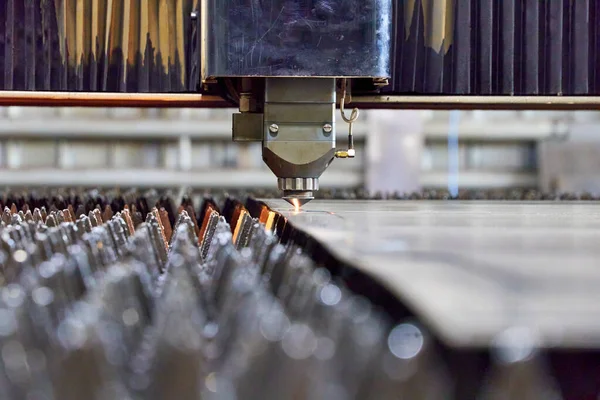 Corte por láser de precisión de chapas de acero en una máquina láser CNC — Foto de Stock