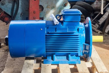 Yeni elektrikli motor atölyede ahşap bir palette